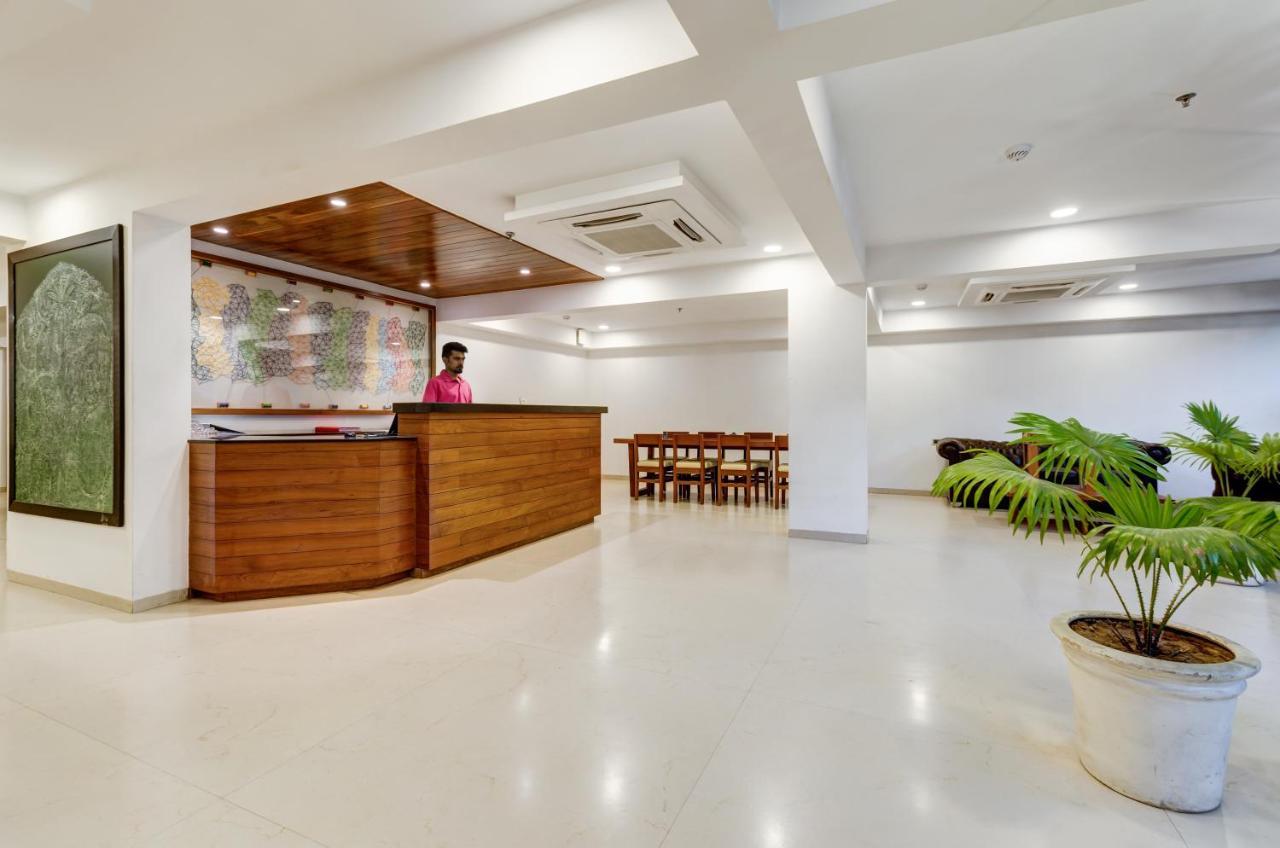 จินเจอร์ สุรัต ซิตี้เซ็นเตอร์ Hotel ภายนอก รูปภาพ